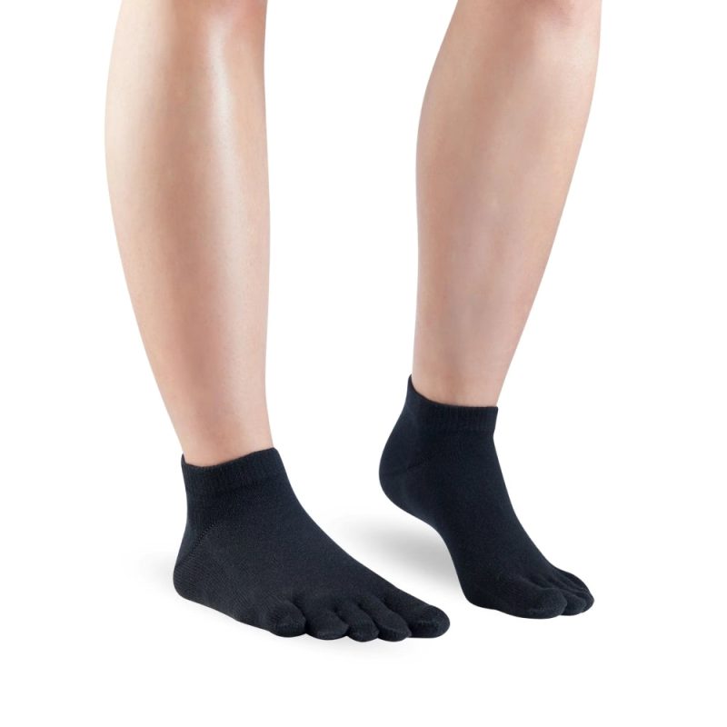 knitido everyday essentials sneaker sock black diagonal on foot