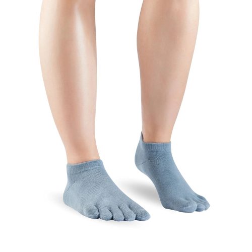 knitido everyday essentials sneaker sock blue grey diagonal on foot