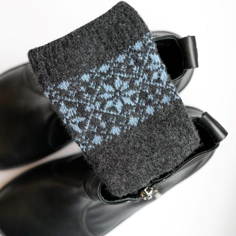 knitido merino cashmere snowflake socks anthracite light blue white background cuff on black ivy