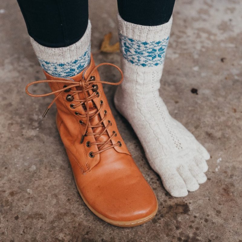 knitido merino cashmere snowflake sweater toe socks beige blue diagonal right top styled on foot