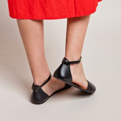 shapen poppy black back diagonal styled on foot