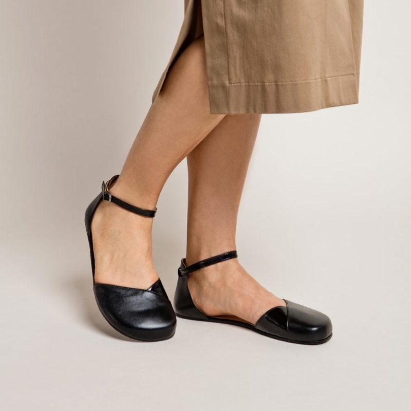 shapen poppy black front diagonal styled on foot