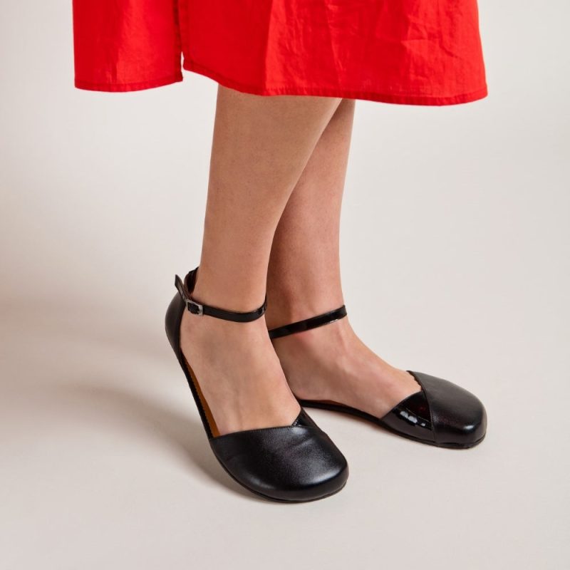 shapen poppy black front diagonal styled on foot 2