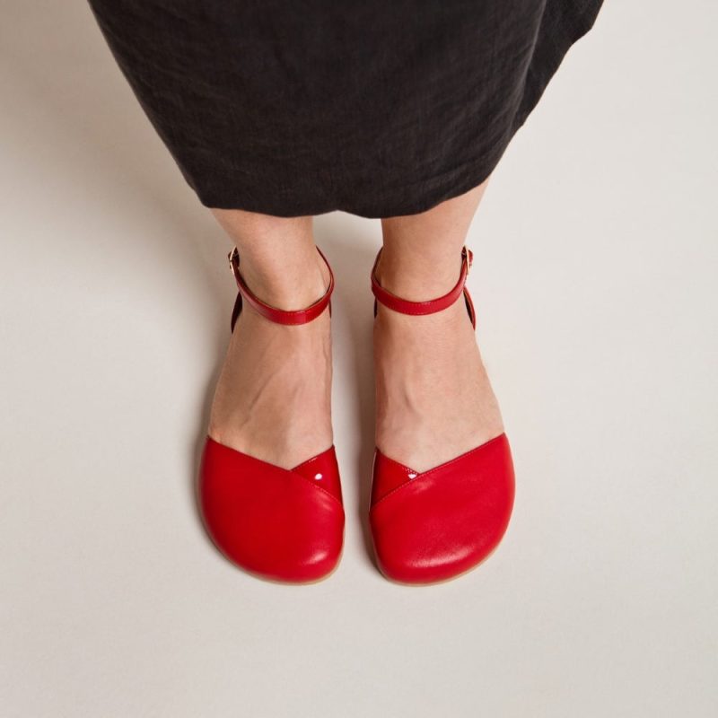 shapen poppy red top down styled on foot