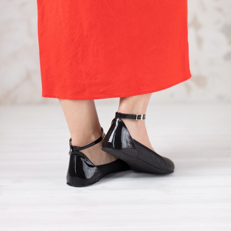 shapen tulip black back diagonal styled on foot