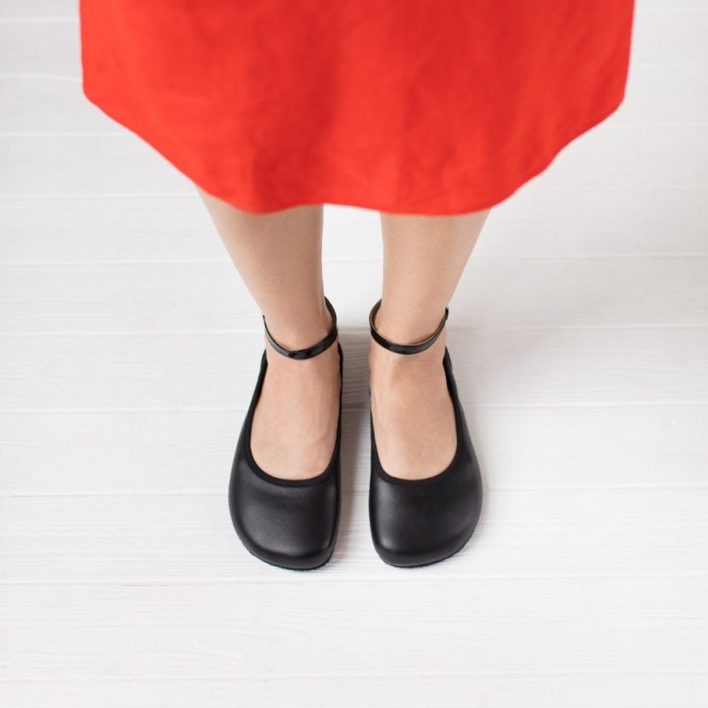 shapen tulip black top down styled on foot