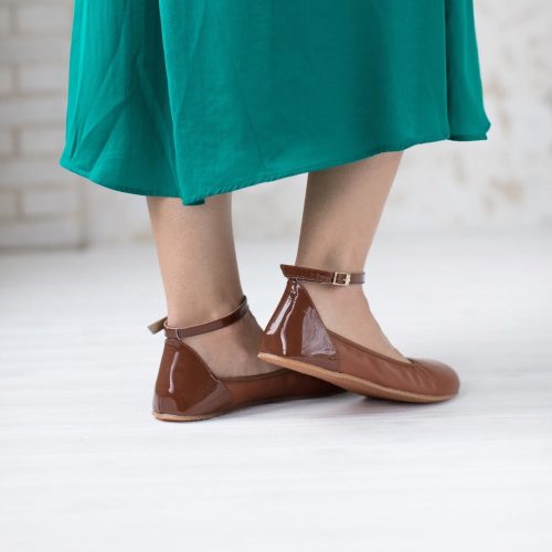 shapen tulip cognac back diagonal styled on foot