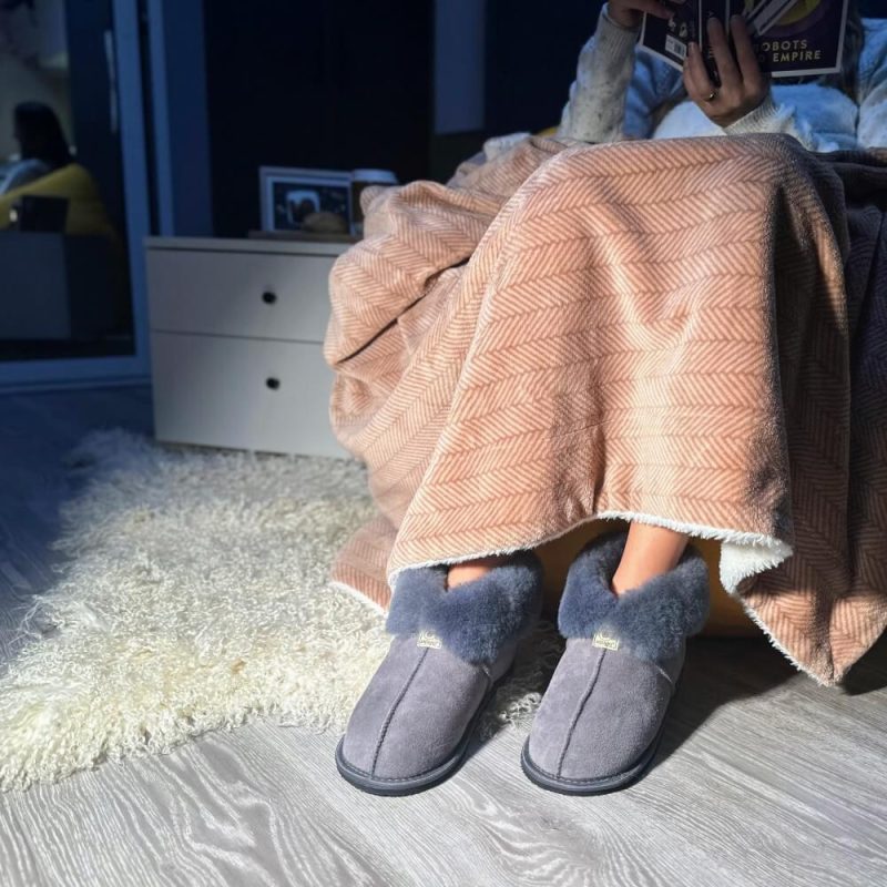 zeazoo dolly sheepskin slipper grey diagonal on foot